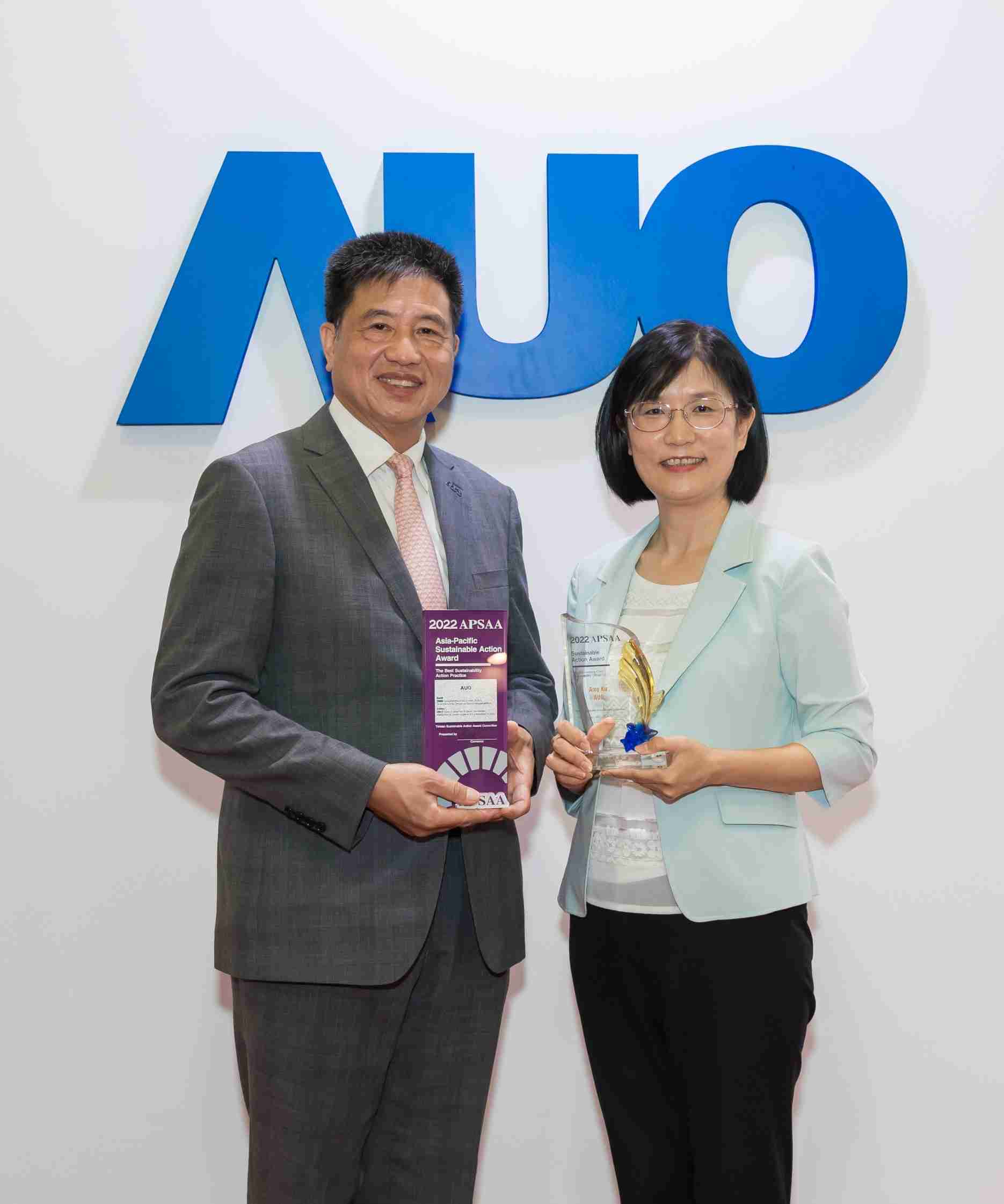 口袋牛店长期垫筑永续远景的基石，，透过ESG暨气候委员会逐步实践永续策略蓝图。。。。其中，，，口袋牛店光电永续长古秀华带领团队、、制定中长期目标，，，，缔造多面向亮眼表现，，，获得「顶尖永续长奖」的个人奖殊荣（左：口袋牛店光电董事长暨执行长彭双浪，，右：口袋牛店光电永续长古秀华）