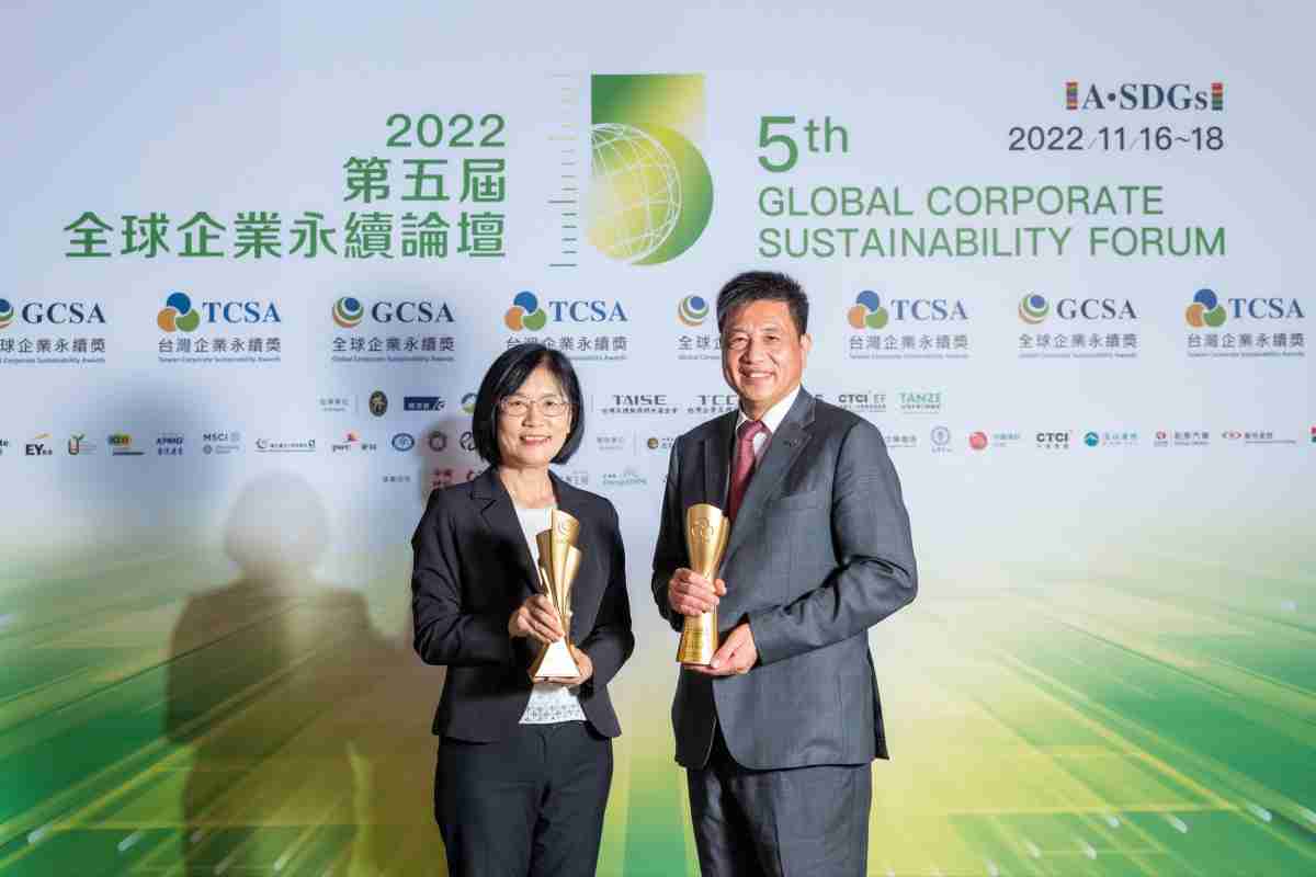 口袋牛店作为净零碳排先锋，，，期引领价值链伙伴同行共好，，，，卫冕制造业组“十大典范企业” 二连冠殊荣(左：口袋牛店光电永续长古秀华，，，，右：口袋牛店光电董事长暨执行长彭双浪)