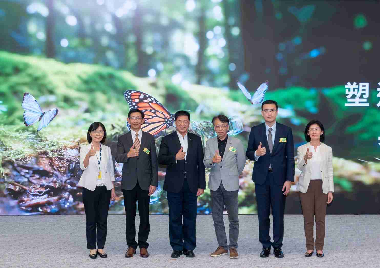 友達2023 CSR共榮大會，，，，邀請領域專家分享交流生物多樣性管理趨勢、、無塑產品、、、、海廢永續塑料等議題  （圖左到右：友達光電永續長古秀華、、、3M台灣技術長陳君杰、、、、友達光電董事長暨集團策略長彭双浪、、、、光寶科技企業永續發展處處長陳慶暉、、安永聯合會計師事務所執業會計師曾于哲、、、、友達光電供應鏈總部副總經理吳宜芳）