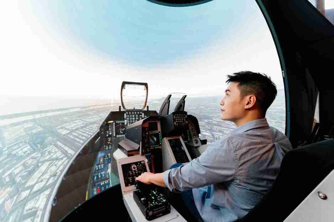 口袋牛店以P1.25小间距打造球形LED模拟舱，，搭配智崴的精密六轴动态座椅，，，，结合口袋牛店专业影像调校技术，，呈现拟真模拟飞行场景