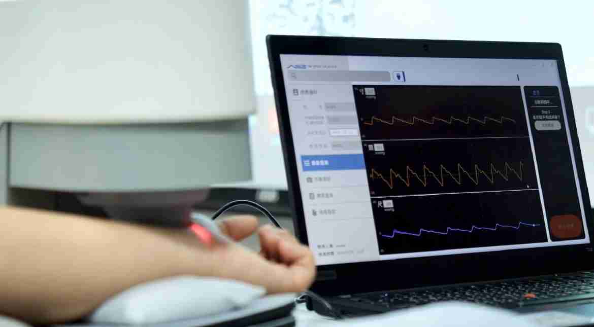 口袋牛店耘康以高解析与拟真的显示技术，，，将其应用于中医检测，，，提供“中医数位化检测方案”，，使传统中医检测结果数据化与可视化