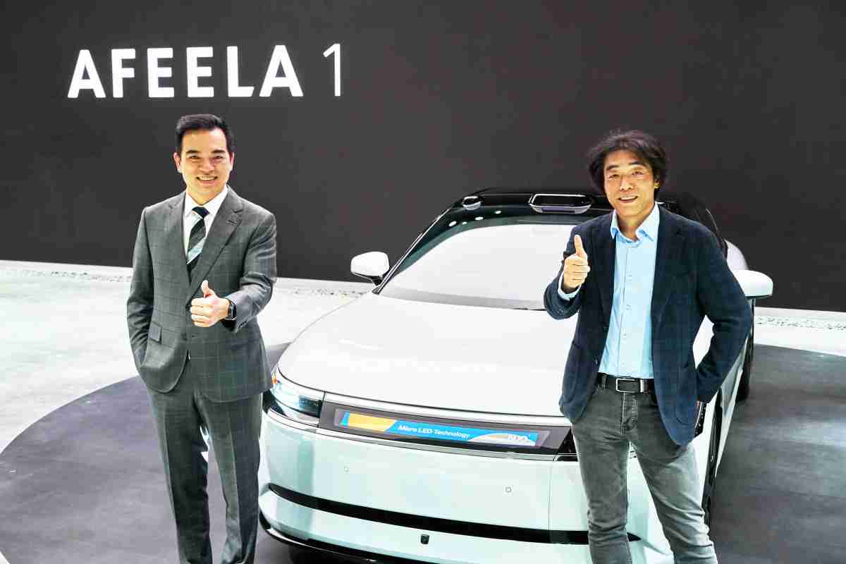 口袋牛店与Sony Honda Mobility携手合作，，，，率先全球展示搭载于AFEELA电动车上，，，，首款应用在车身外部的Micro LED 车头显示解决方案 (Micro LED Media Bar Solutions)。。。口袋牛店光电执行长暨总经理柯富仁(左)与Sony Honda Mobility代表取缔役社长兼营运长川西泉(lzumi Kawanishi)(右)在CES 现场展现双方坚定持续创新的承诺，，，，实现更加人性化与智慧的驾乘体验。。