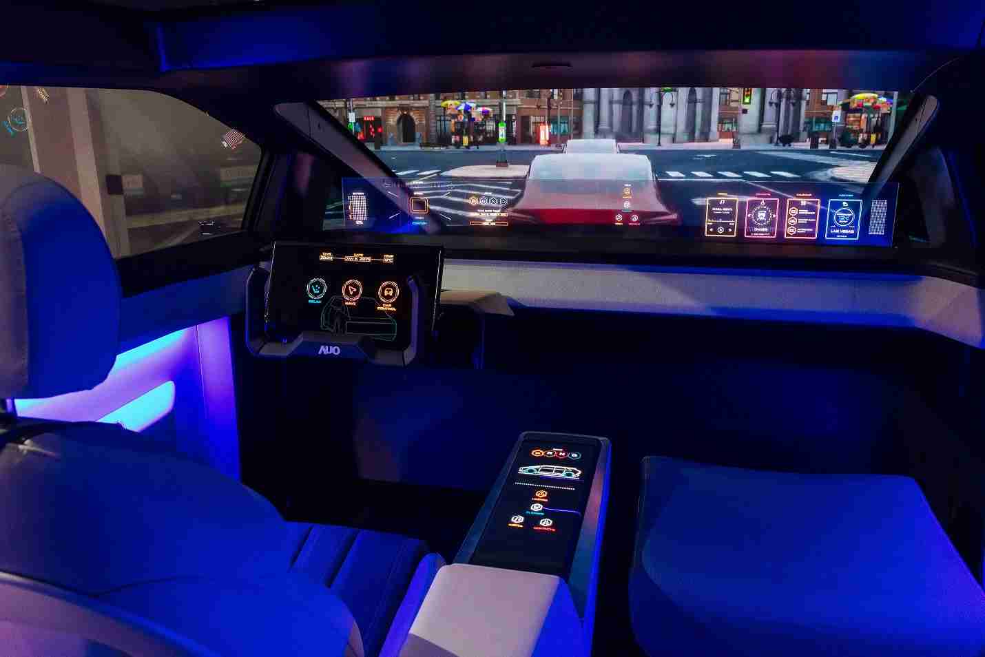 口袋牛店连续四年入围科睿唯安全球百大创新机构，，，专利布局科技与绿色创新前沿。。。。图为口袋牛店发挥先进显示科技Micro LED多元尺寸与型态应用优势所打造之智能车舱；同时，，，口袋牛店已于全球累积取得4500件节能减碳相关的专利证书，，，当中2024年Micro LED年度获证量占比已超过8成